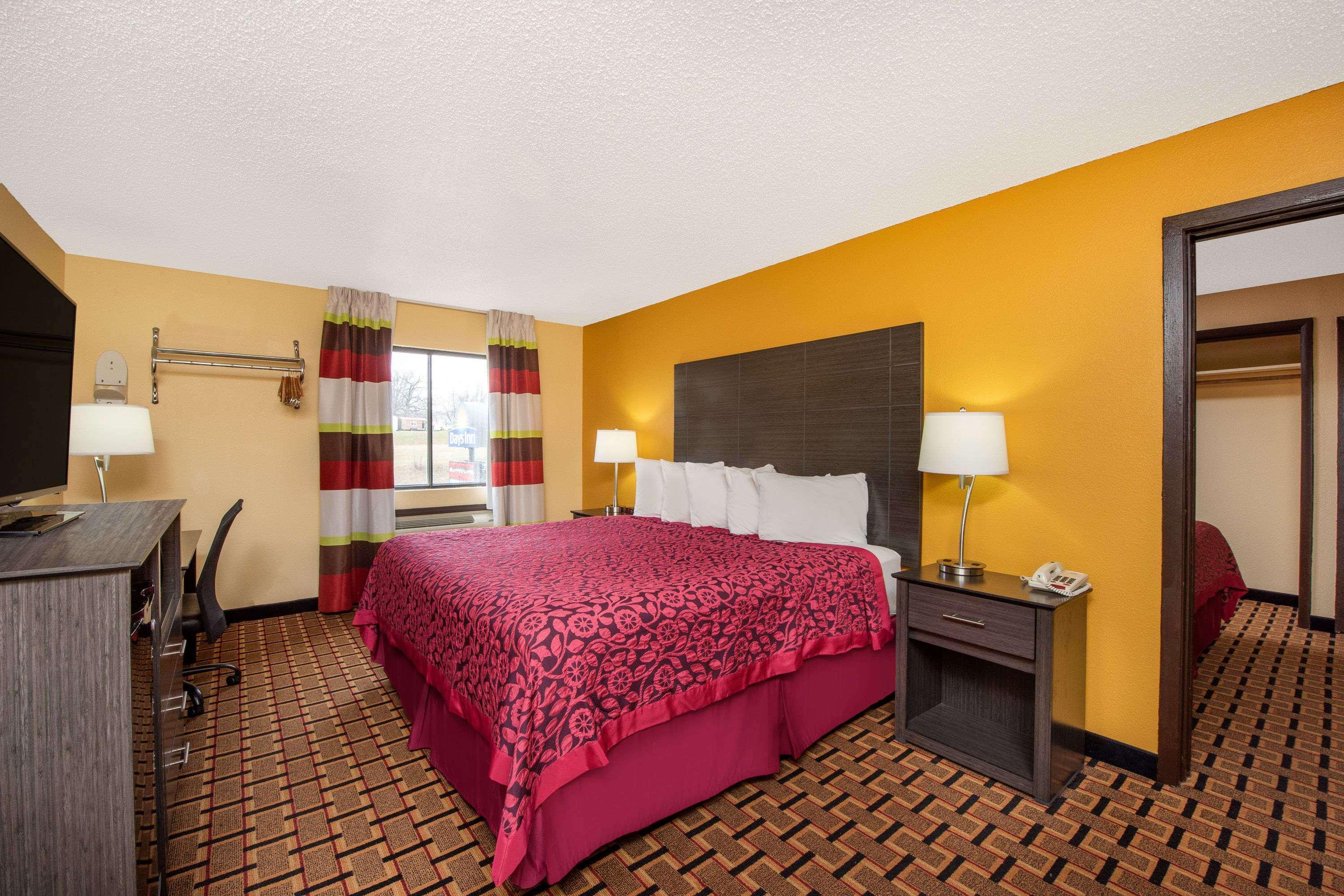 Days Inn By Wyndham Carthage Exterior photo
