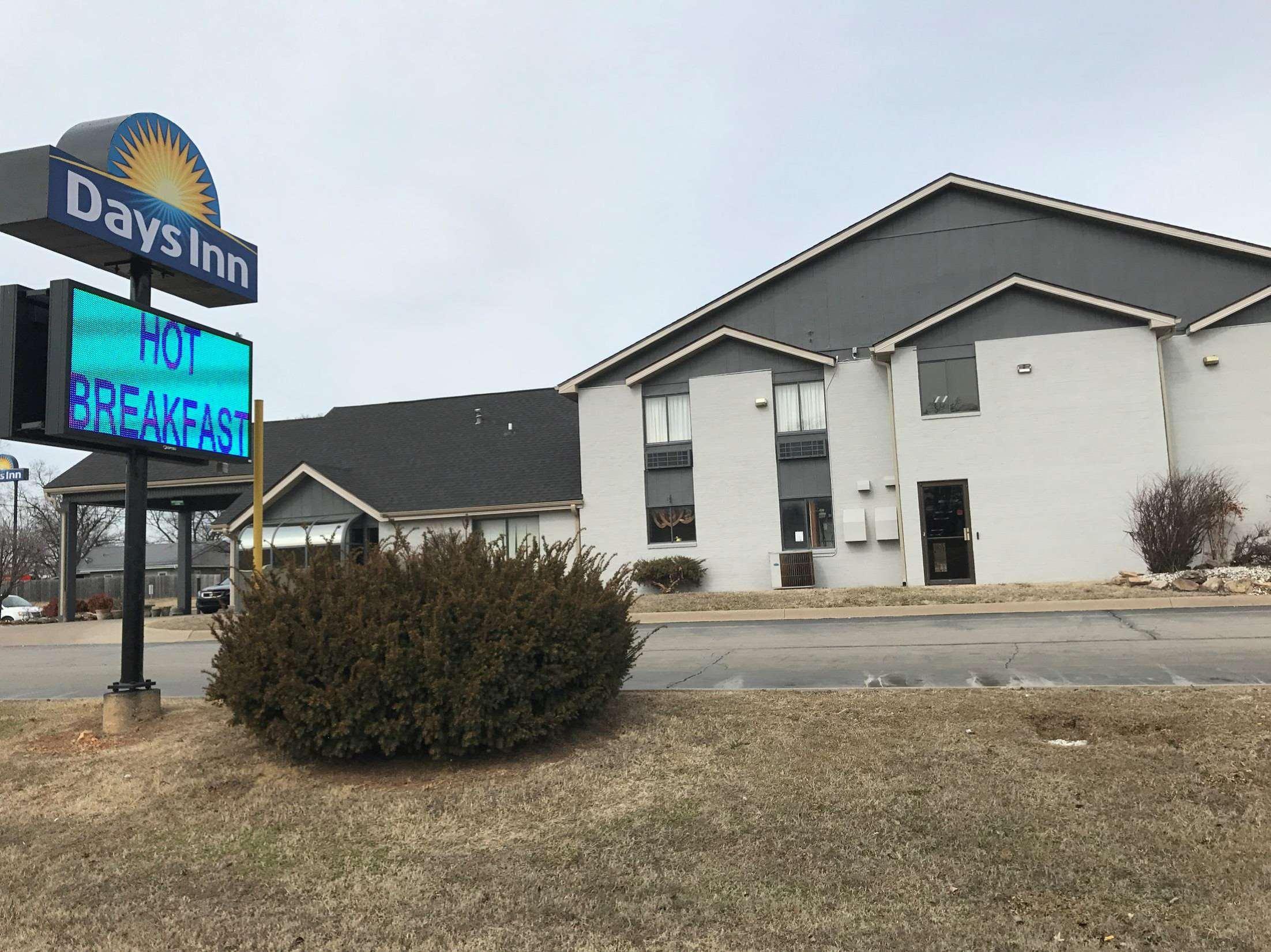 Days Inn By Wyndham Carthage Exterior photo