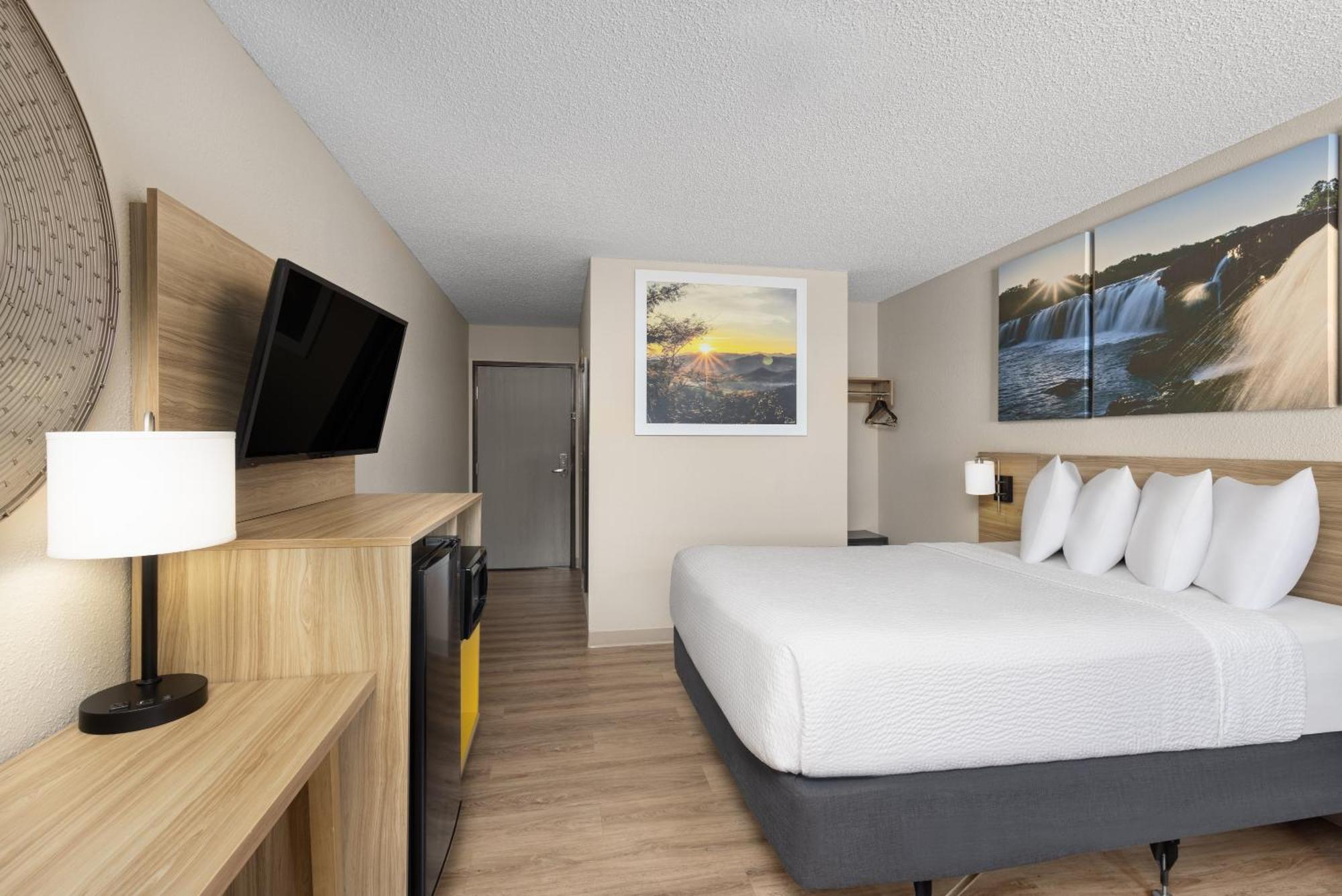 Days Inn By Wyndham Carthage Exterior photo